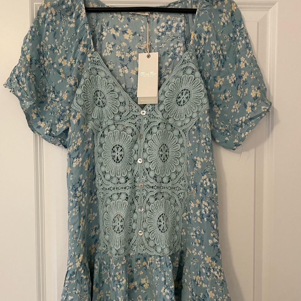 NWT Miss Me Buckle Blue Floral with crochet overlay flutter sleeve tunic blouse - Picture 4 of 9